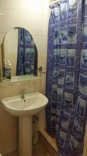 Kamar Basic | Kamar mandi | Handuk