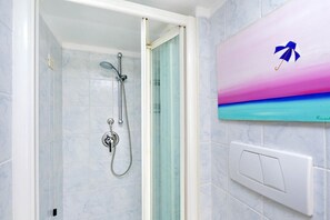 Een douche, een haardroger, handdoeken