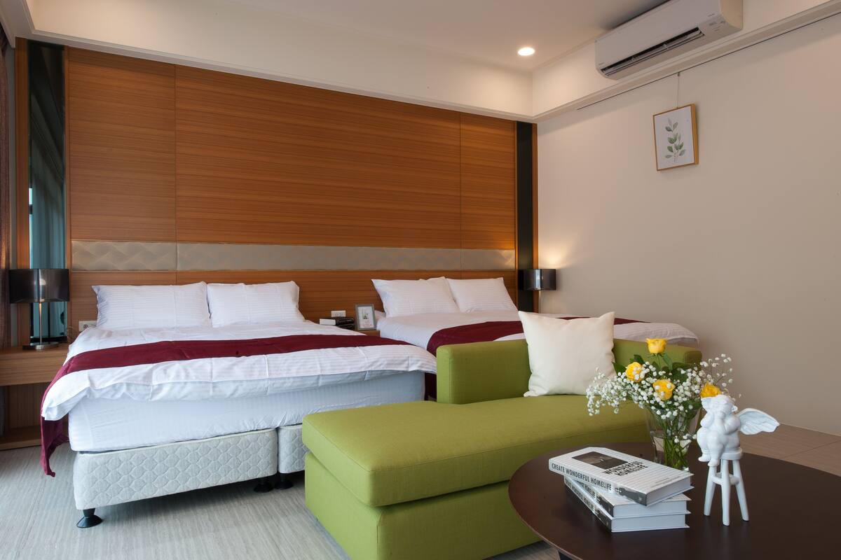 Habitación cuádruple superior | Escritorio, cortinas blackout y ropa de cama