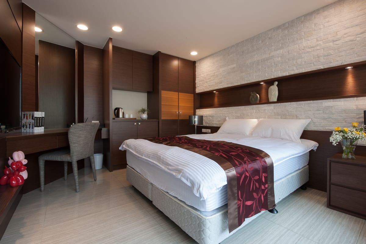 Habitación doble Deluxe | Escritorio, cortinas blackout y ropa de cama