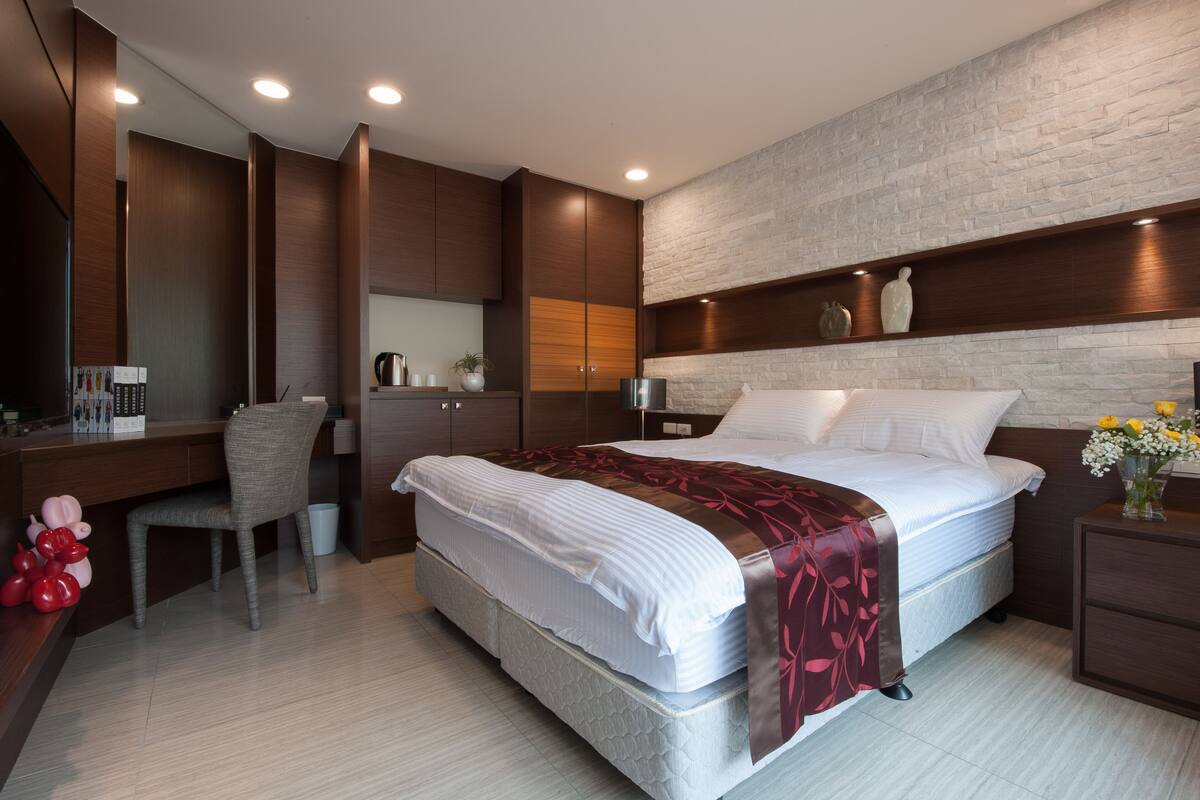 Habitación doble Deluxe | Escritorio, cortinas blackout y ropa de cama