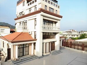 Vista frontal de la propiedad