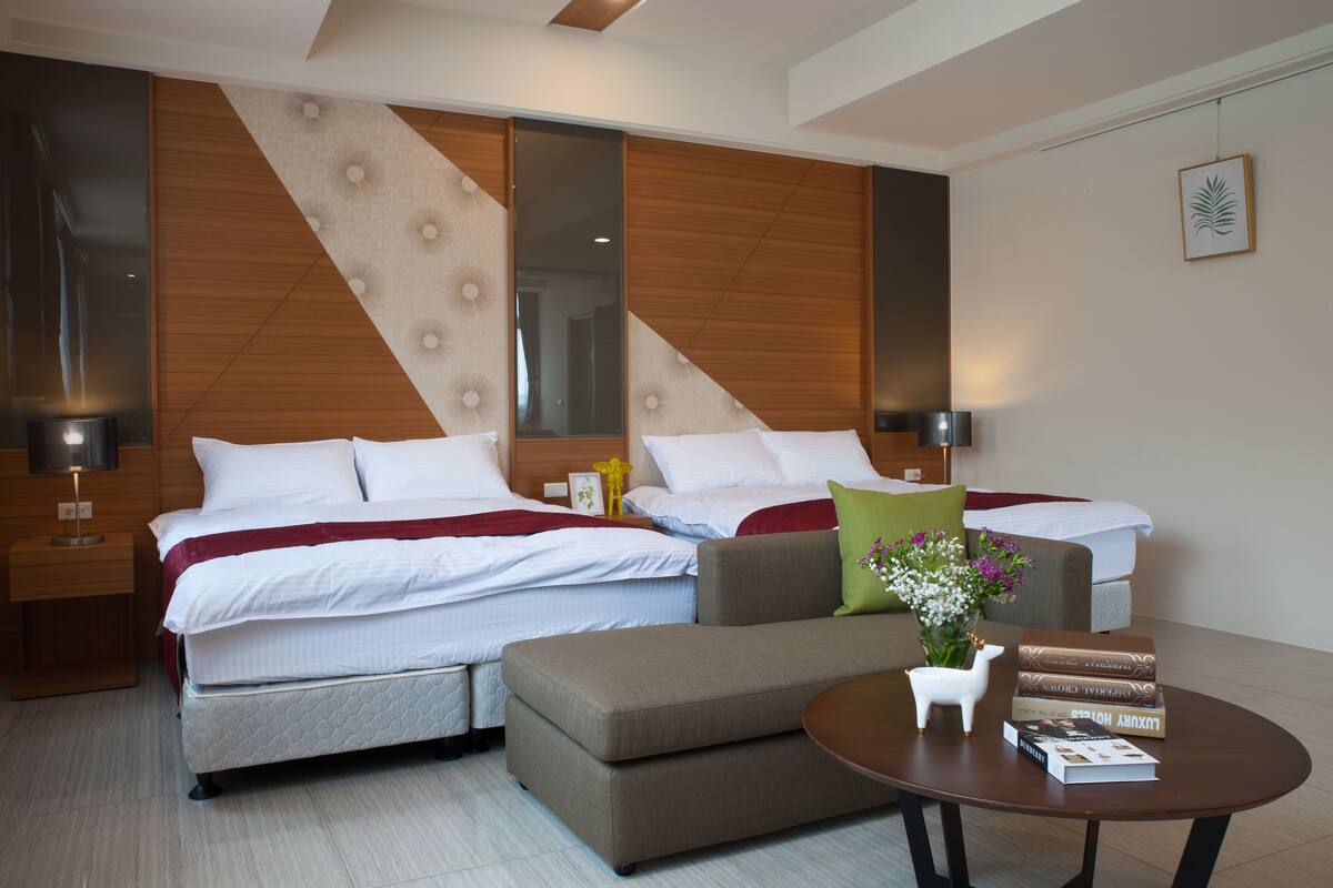 Escritorio, cortinas blackout y ropa de cama