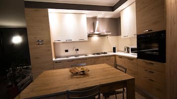 Habitación doble Premium, vista al jardín | Cocineta privada | Refrigerador con congelador, microondas y parrilla de estufa