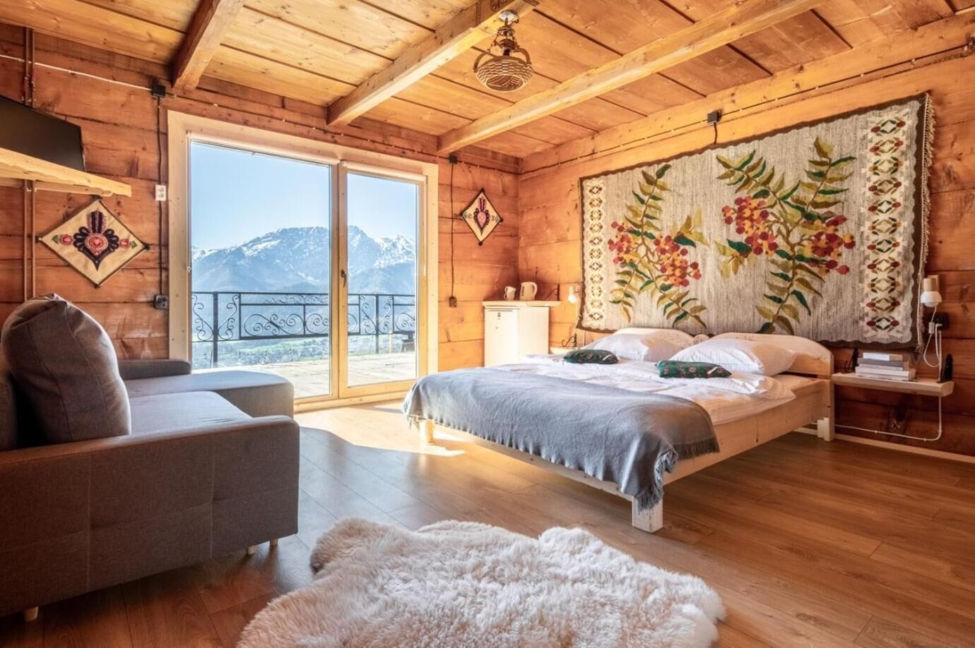 Escritorio, espacio para trabajar con un portátil, cortinas opacas