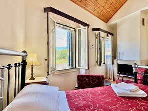 5 bedrooms, iron/ironing board, free WiFi, bed sheets