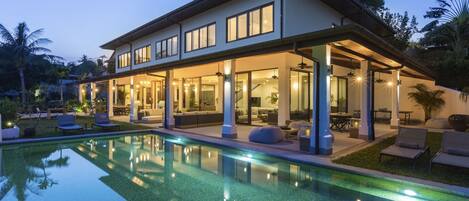 Piscine extérieure, chaises longues