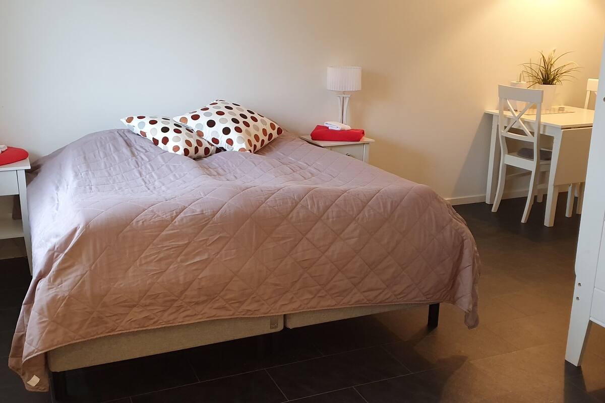 Basic Quadruple Room | Kalis bunyi, cadar katil 