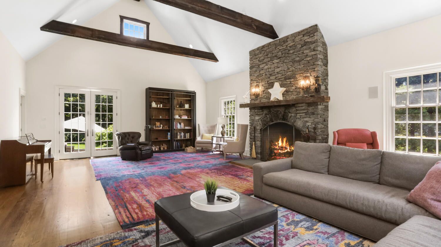 Summer estate close to NY, NJ, MA w heated pool sleeps 16