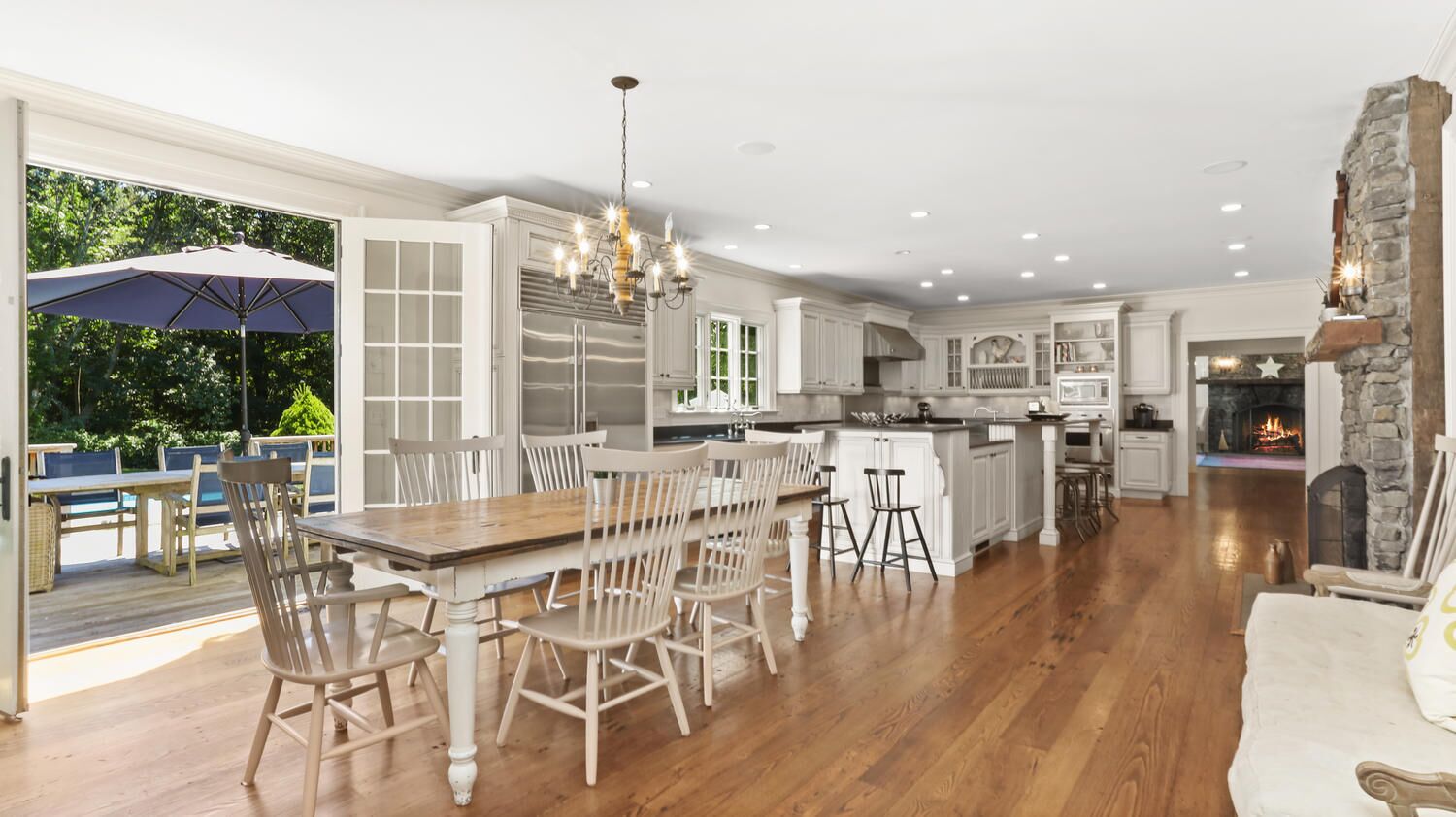 Summer estate close to NY, NJ, MA w heated pool sleeps 16