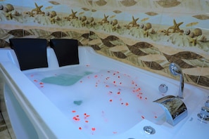 Ducha y bañera combinadas y artículos de higiene personal gratuitos