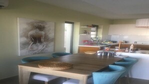 Villa | Cuisinette privée | Cafetière-théière, réfrigérateur, four à micro-ondes, un four