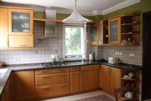 Villa | Cuisine privée | Réfrigérateur, four, lave-vaisselle, cafetière/bouilloire