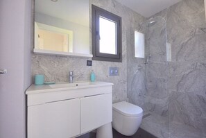 Villa | Badezimmer | Haartrockner, Handtücher