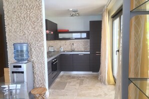 Villa | Eigene Kochnische | Kühlschrank, Geschirrspüler, Wasserkocher mit Kaffee-/Teezubehör