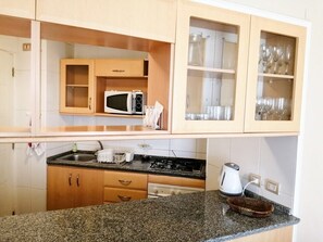 Kühlschrank, Mikrowelle, Ofen, Wasserkocher