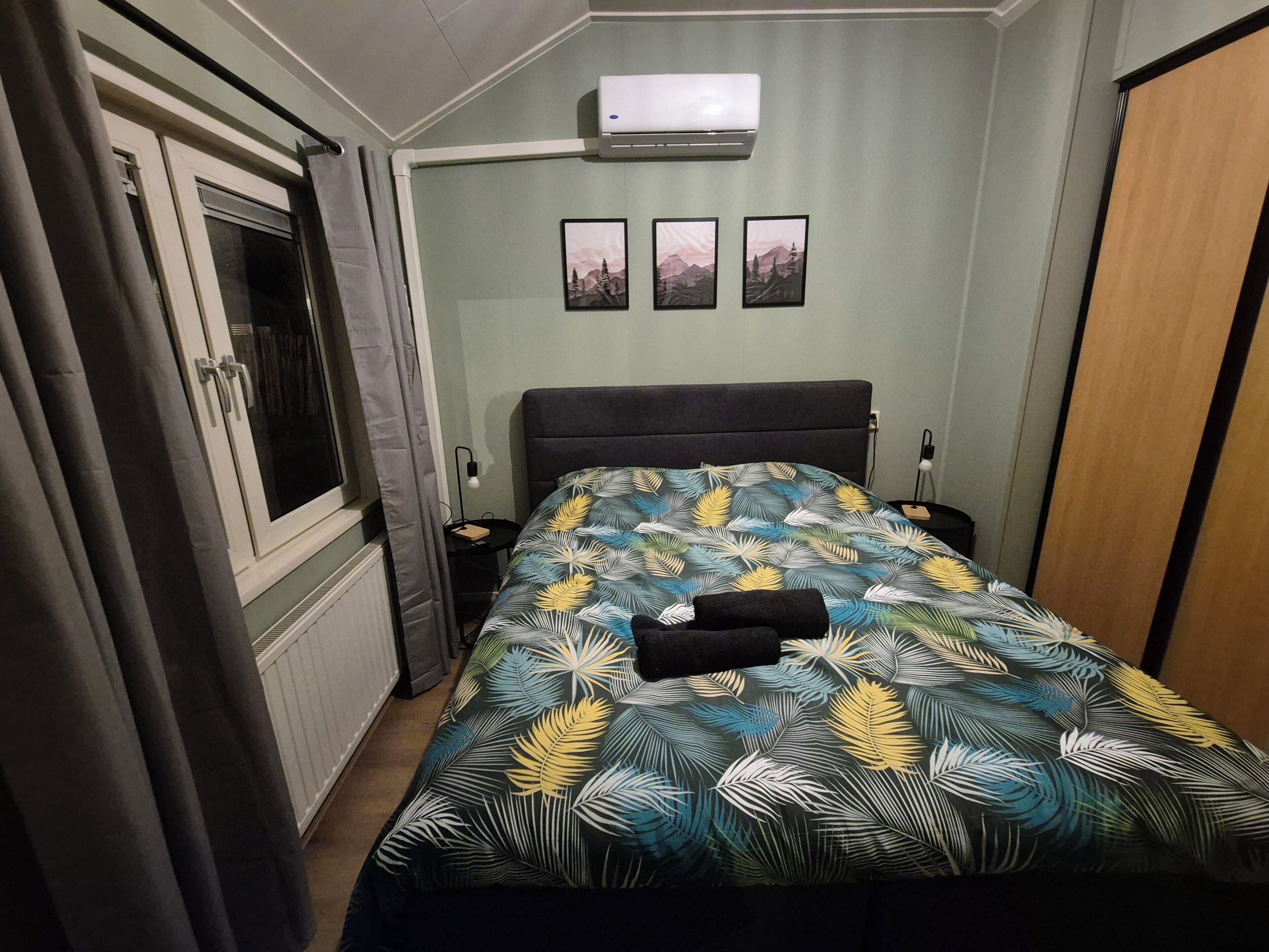 2 slaapkamers, een strijkplank/strijkijzer, gratis wifi, beddengoed