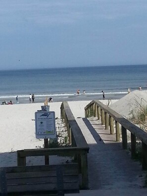 Playa en los alrededores, camastros y toallas de playa 