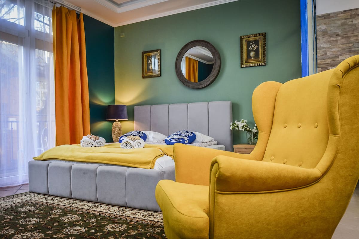 Habitación doble Deluxe | Área de sala de estar | Televisión de pantalla plana