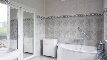 Appartement Supérieur, sauna | Salle de bain | Douche, serviettes fournies, savon, shampoing