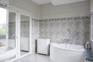 Superior Apartment, Sauna | Bathroom | Shower, towels, soap, shampoo - Apartamenty Na Fali (Gdynia)