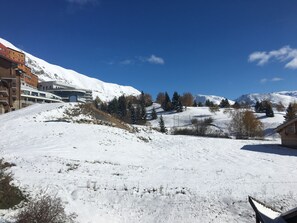 Property grounds - T2, 25m2 at the foot of the slopes and shops-covered parking (Huez)