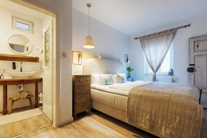 Habitación doble clásica, 1 cama Queen size, para no fumadores | Área de sala de estar | Televisión 