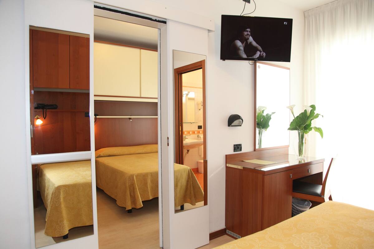 มินิบาร์, ตู้นิรภัยในห้องพัก, โต๊ะทำงาน, Wi-Fi ฟรี