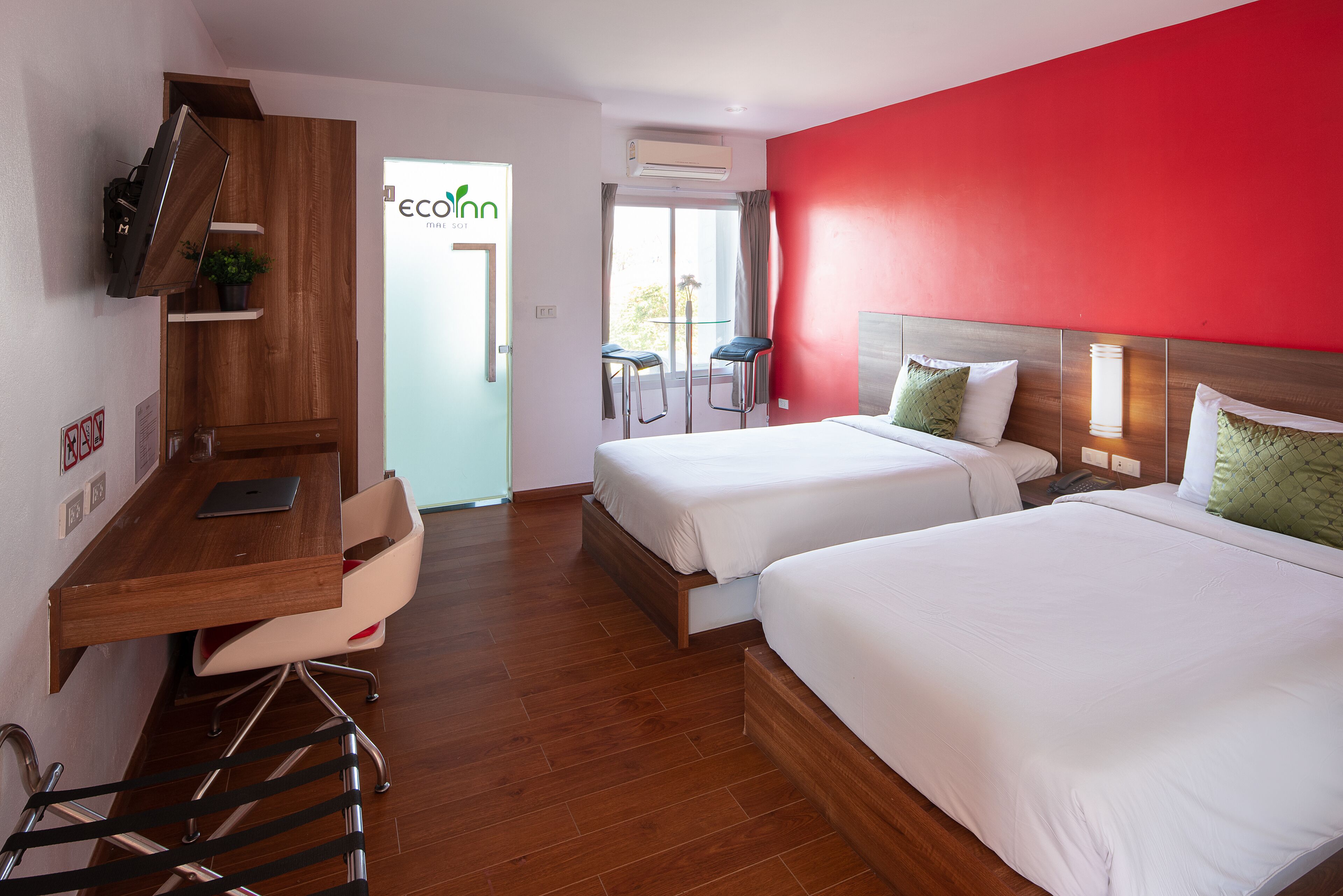 Deluxe, 2 Twin Beds, Non Smoking, City View | 客房内保险箱、办公桌、笔记本电脑工作区、免费 WiFi