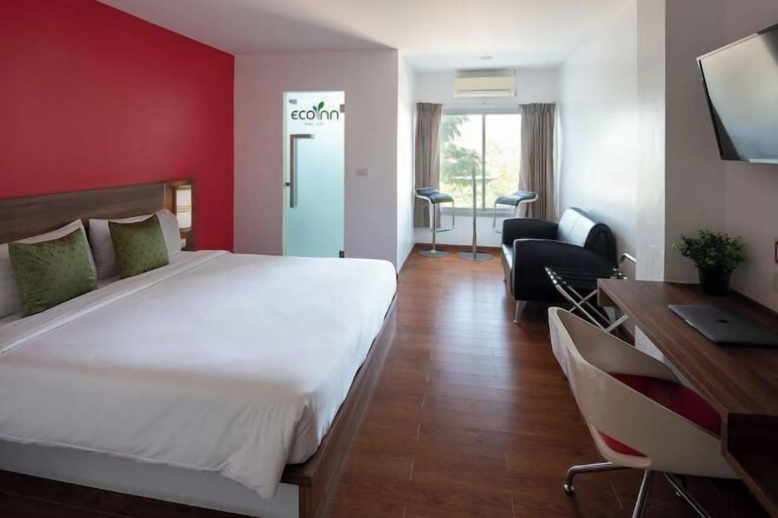 Safe på rommet, skrivebord og skrivebord for bærbar PC