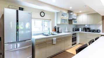 Frigorífico, microondas, placa de cocina y hervidor eléctrico