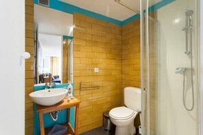 Apartment, 1 Schlafzimmer, Stadtblick (12) | Badezimmer | Dusche, Handtücher, Seife, Shampoo