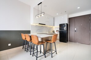 Apartamento standard, 2 quartos | Cozinha privada | Geladeira, micro-ondas, cooktop, panela elétrica de arroz