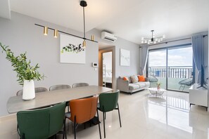 Lägenhet Signature - 3 sovrum - utsikt mot floden | Vardagsrum | 43-tums smart-tv med digitalkanaler, tv och Netflix