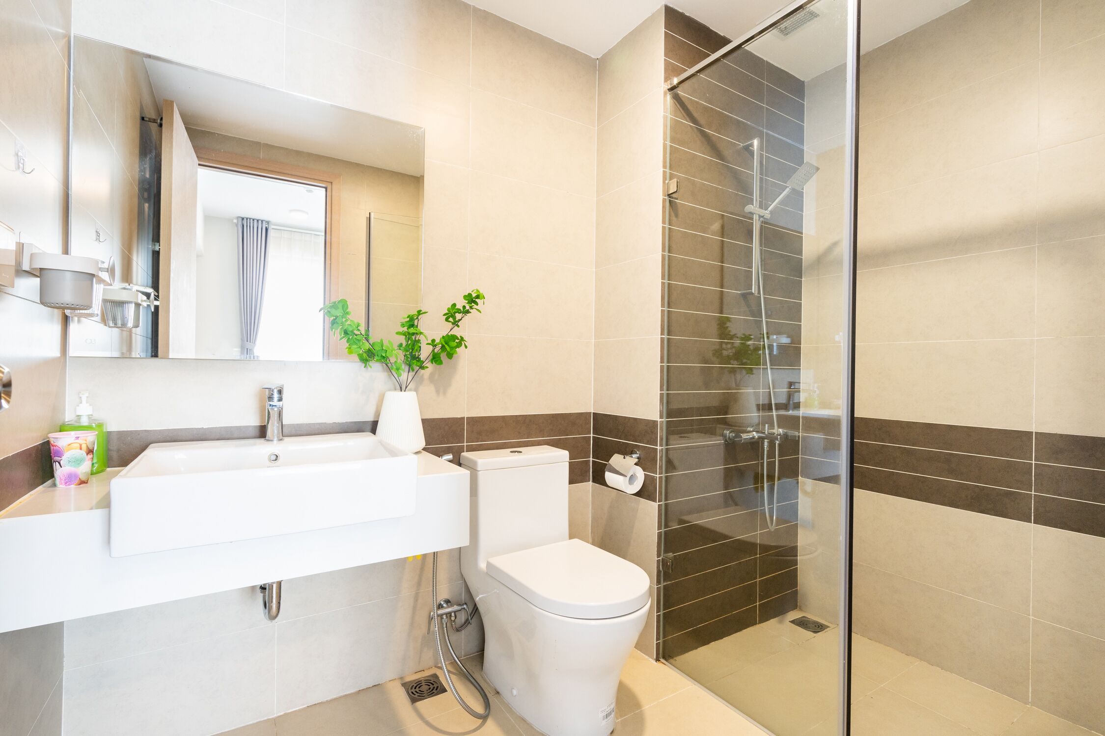 Ein modernes Badezimmer mit Waschbecken, Toilette und einer Duschkabine.