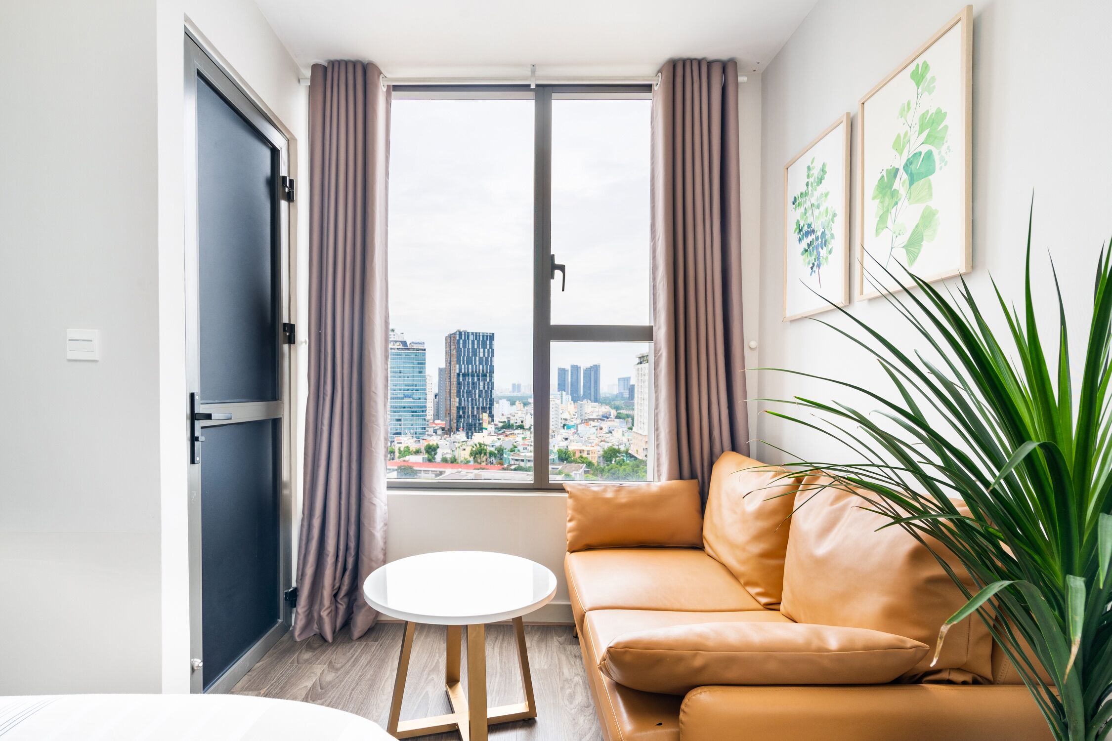 Standard Studio, 1 Queen Bed, City View | Living area | 43-inch Smart TV with digital channels, TV, Netflix