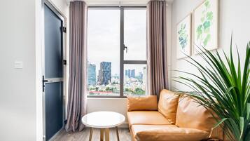 Standard Studio, 1 Queen Bed, City View | Living area