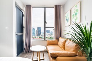 Studio Standard - 1 queensize-säng - utsikt mot staden | Vardagsrum | 43-tums smart-tv med digitalkanaler, tv och Netflix