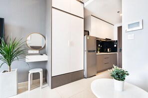 标准开间, 1 张大床, 城市景观 | 衣柜