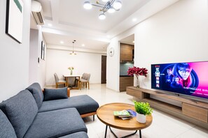 Lägenhet Signature - 3 sovrum - utsikt mot floden | Vardagsrum | 43-tums smart-tv med digitalkanaler, tv och Netflix