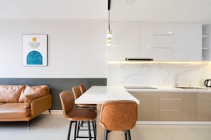 Apartamento standard, 2 quartos | Cozinha privada | Geladeira, micro-ondas, cooktop, panela elétrica de arroz