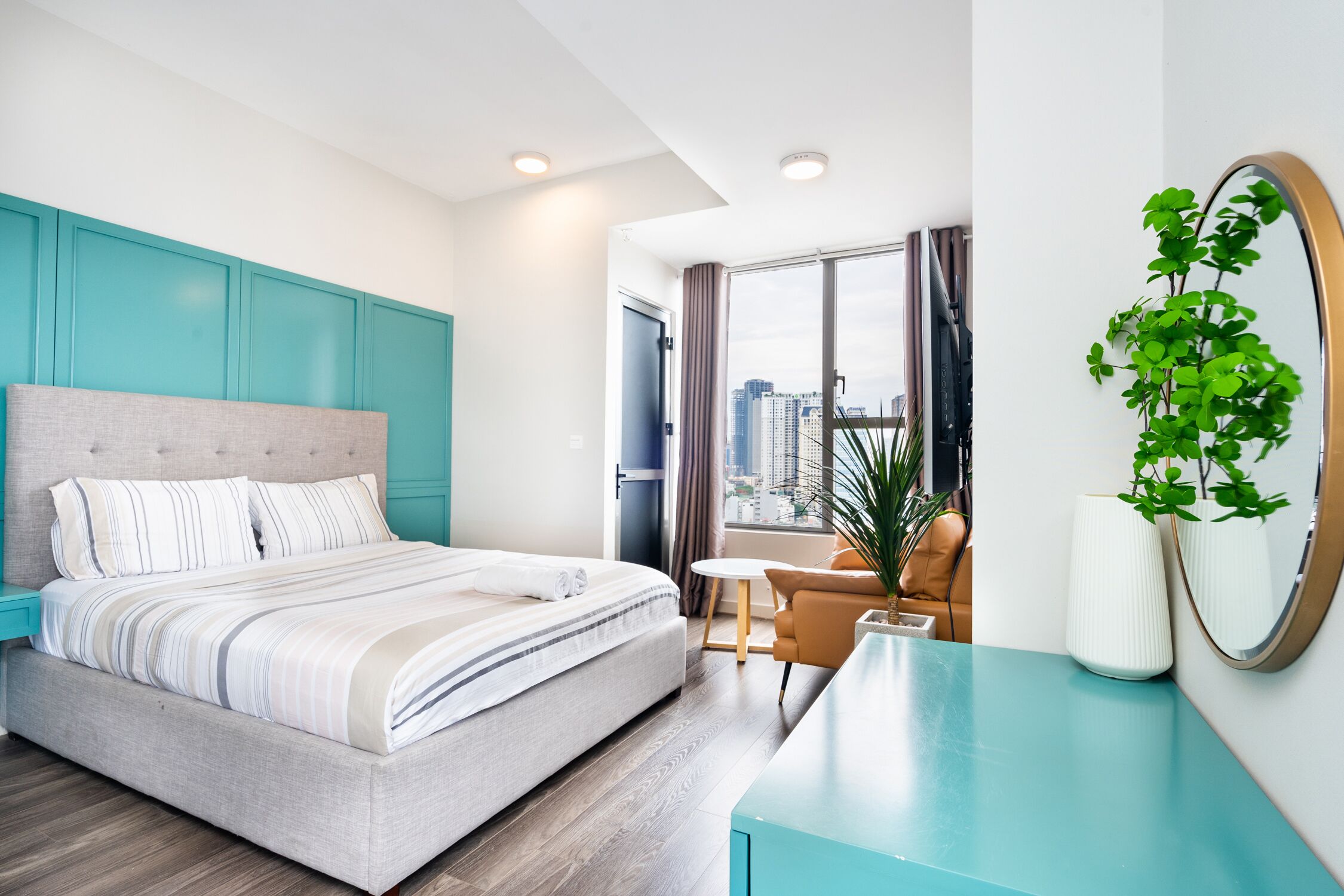 Monolocale Standard, 1 letto queen, vista città | Materassi a doppio strato, insonorizzazione, ferro/asse da stiro