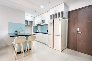 Apartamento Grand, 2 habitaciones | Cocina privada | Frigorífico, microondas, placa de cocina y arrocera
