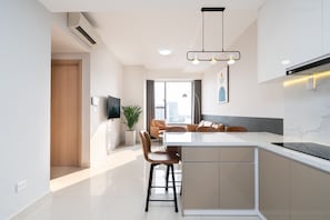 Apartamento standard, 2 quartos | Opções para refeição no quarto