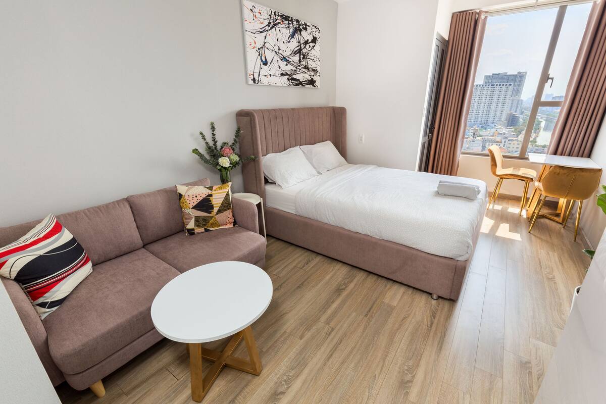 Standard Studio, 1 Queen Bed, City View | Pillow-top beds, soundproofing, iron/ironing board, free WiFi