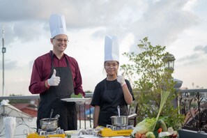 2 nhà hàng, phục vụ bữa sáng, bữa trưa, món ăn mang phong cách quốc tế