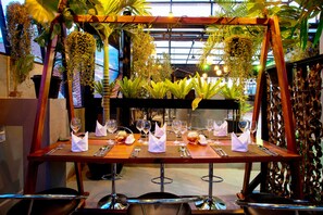 Bar ở tầng thượng, nhìn ra vườn, mở cửa hàng ngày