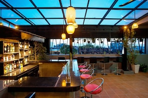 Bar sur le toit, vue sur le jardin, ouvert tous les jours