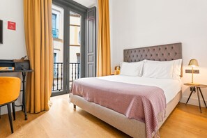 Superior Double or Twin Room | Minibar, in-room safe, desk, blackout drapes - Joya del Casco Boutique Hotel (Seville)
