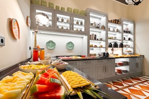 Desayuno con opciones de la cocina local incluido todos los días 